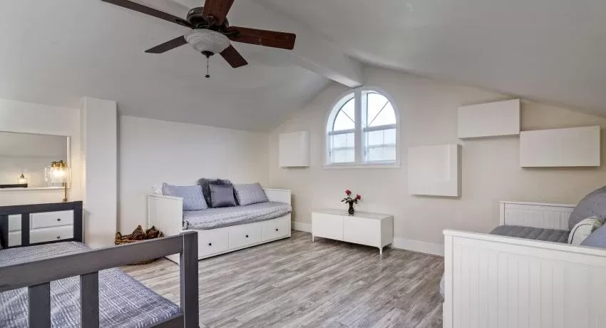 Shared Room (4-6 People) w/ Shared Bathroom